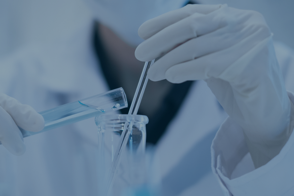 Laborantin prüft chemische Spezialprodukte und nutzt eine webbasierte Betriebsdatenerfassung zur Dokumentation und Prozessüberwachung.