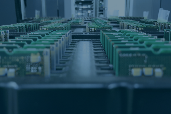 Chips auf einer automatisierten Halbleiterproduktionslinie im Rahmen einer integrierten Fertigungsanlage