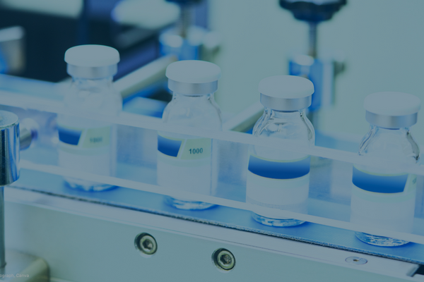 Foto von Arzneimitteln auf einer pharmazeutischen Produktionslinie in der Herstellung - MEGLA